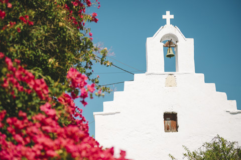 Griechenland, Amorgos, Blick auf eine typische Kirche, lizenzfreies Stockfoto