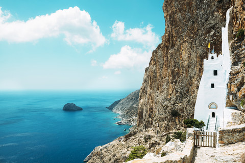 Griechenland, Amorgos, Blick auf das Hozoviotissa-Kloster, lizenzfreies Stockfoto