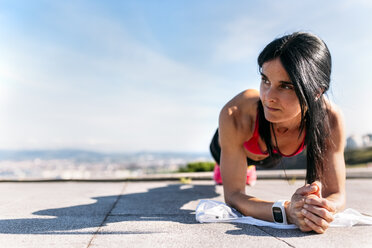 Woman doing push ups, outdoor - MGOF002332