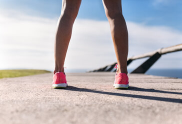 Legs of female runner, rear view - MGOF002334