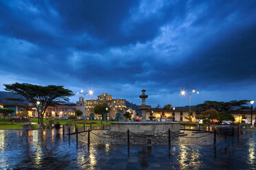 Peru, Cajamarca, Skyline mit Catedral de Cajamarca - FOF008474