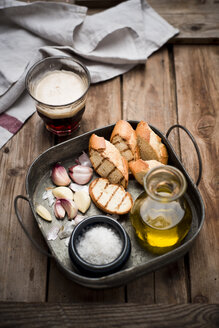 Geschnittenes Knoblauchbrot, Baguette, Knoblauch, Meersalz und Olivenöl auf dem Tablett - CZF000269