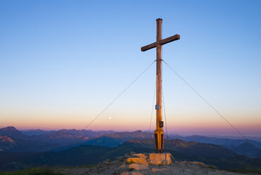 Deutschland, Bayern, Allgäu, Gipfelkreuz auf dem Riederberger Horn - SIEF007108