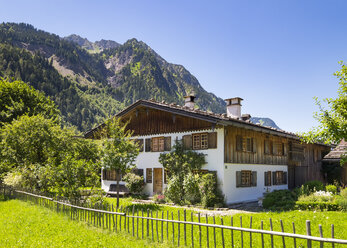 Deutschland, Bayern, Allgäu, Traditionelles Bauernhaus in Hinterstein - SIEF007114