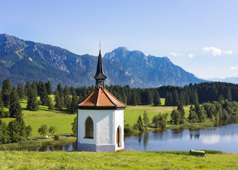 Germany, Bavaria, Allgaeu, Chapel at Hegratsried lake with - SIEF007118