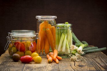 Pickled spring onions and fermented carrots in glasses - LVF005254