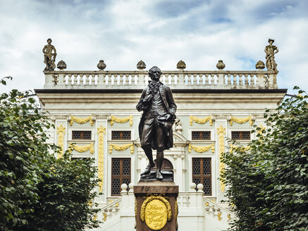 Deutschland, Leipzig, Blick auf die Alte Börse am Naschmarkt mit Goethe-Denkmal im Vordergund - KRP001788