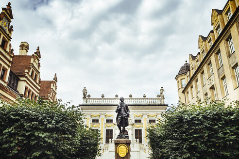 Deutschland, Leipzig, Blick auf die Alte Börse am Naschmarkt mit Goethe-Denkmal im Vordergund - KRP001789