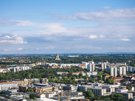 Deutschland, Leipzig, Blick auf die Stadt mit Völkerschlachtdenkmal im Hintergrund - KRPF001806