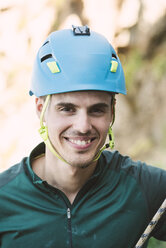 Porträt eines lächelnden Bergsteigers - RAEF001498