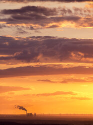 Deutschland, Leipzig, Industriegebiet und Windpark bei Sonnenuntergang - KRPF001810