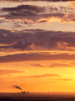 Deutschland, Leipzig, Industriegebiet und Windpark bei Sonnenuntergang - KRPF001810