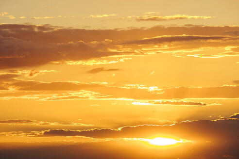 Sonnenuntergang, orangefarbener Himmel mit Wolken, gegen die Sonne - KRPF001813