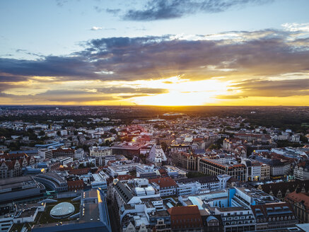 Deutschland, Leipzig, Blick auf die Altstadt bei Sonnenuntergang - KRPF001814