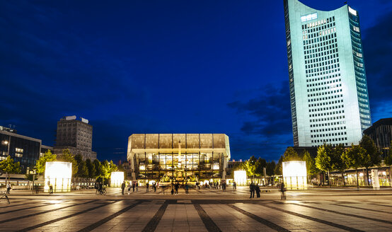 Deutschland, Leipzig, Blick auf das Gewandhaus bei Nacht - KRPF001819