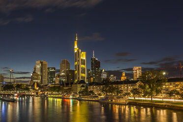 Deutschland, Hessen, Frankfurt, Finanzviertel am Abend - MAB000391