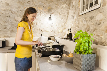 Frau in der Küche bei der Zubereitung von Spaghettisauce - DIGF001194