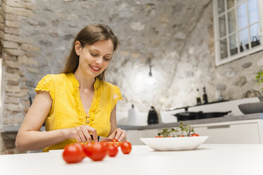 Frau in Küche schneidet Tomaten - DIGF001198