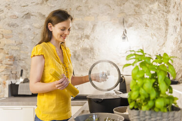 Frau in der Küche bei der Zubereitung von Spaghetti - DIGF001199