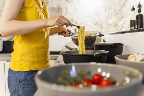 Frau in der Küche bei der Zubereitung von Spaghetti - DIGF001206