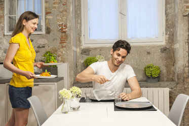 Couple in kitchen eating pasta - DIGF001208