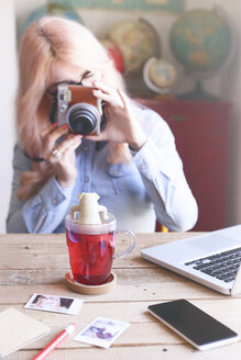 Frau macht ein Sofortfoto von einem Teeglas - RTBF000302