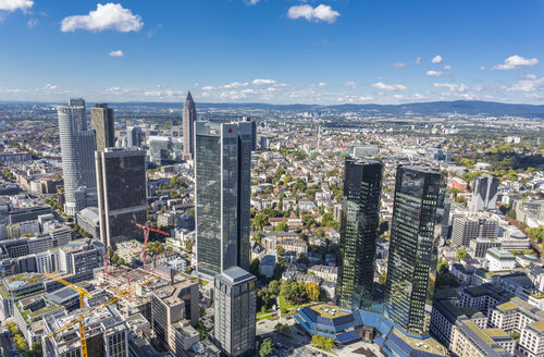 Deutschland, Frankfurt, Blick auf die Stadt mit Finanzviertel vom Maintower - MAB000393