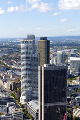 Deutschland, Frankfurt, Blick vom Maintower auf Hochhäuser im Finanzviertel - MAB000396