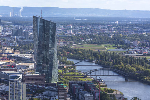 Deutschland, Frankfurt, Blick auf die Europäische Zentralbank und den Main vom Main Tower - MABF000398