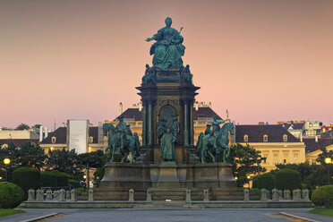 Österreich, Wien, Maria-Theresien-Platz, Maria-Theresien-Denkmal vor dem Museumsquartier - GFF000774