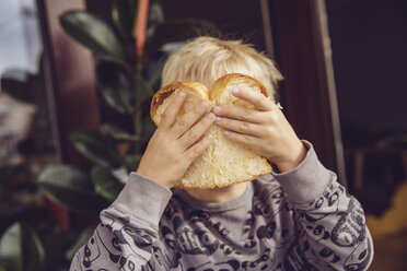 Kleiner Junge bedeckt sein Gesicht mit einer Scheibe Weißbrot - MFF003017