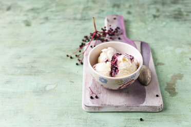Vanilla ice cream with raspberry sauce - MYF001768