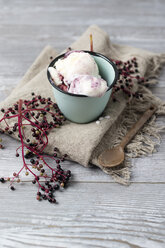 Vanilla ice cream with raspberry sauce - MYF001770