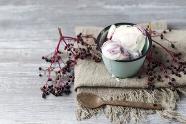 Vanilla ice cream with raspberry sauce - MYF001771