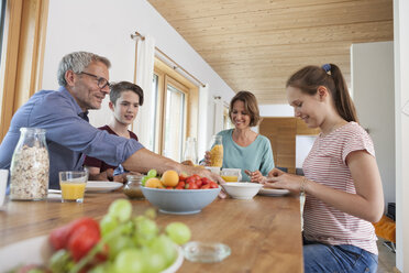 Familie beim Frühstück zu Hause - RBF005157