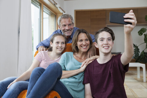 Glückliche Familie macht ein Selfie zu Hause - RBF005165