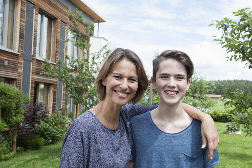 Porträt einer stolzen Mutter mit Sohn im Garten - RBF005188