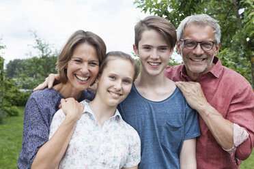 Porträt einer glücklichen Familie im Garten - RBF005189