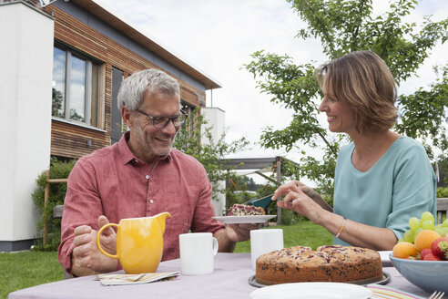 Älteres Paar im Garten bei der Nachmittagspause - RBF005198