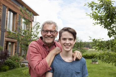 Porträt eines stolzen Vaters mit Sohn im Garten - RBF005203