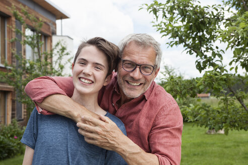 Porträt von glücklichem Vater und Sohn im Garten - RBF005204