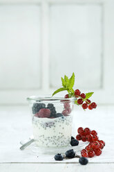 Chia-Pudding mit frischen Früchten im Glas - ASF006016