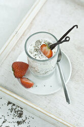 Chia-Pudding mit frischen Erdbeeren und Vanilleschote im Glas - ASF006018