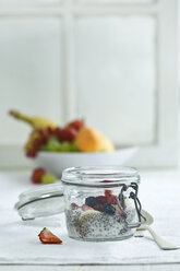 Chia-Pudding mit frischen Früchten im Glas - ASF006019