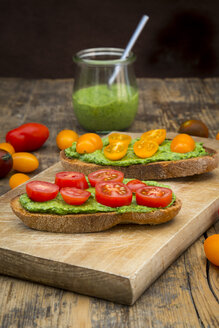 Geröstetes Brot mit Pesto und Tomate - LVF005260