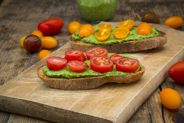 Toasted bread with pesto and tomato - LVF005261