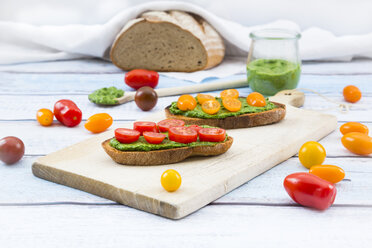 Toasted bread with pesto and tomato - LVF005264