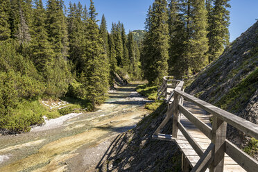 Österreich, Vorarlberg, Lechtal, Fluss Lech und Holzsteg - STSF001076