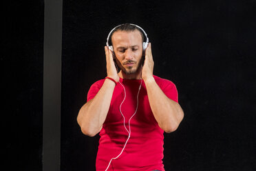 Man listening music with headphones - SIPF000828