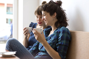 Zwei kommunizierende Freunde in einem Kaffeehaus - TSFF000090